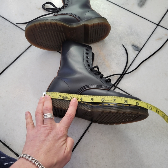 Dr Martens womens boots black leather smooth size 7 Made in England 1490 10 hole - Picture 8 of 10